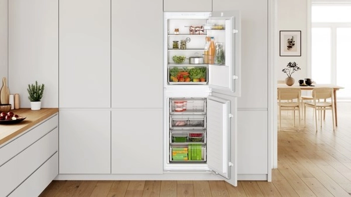 BOSCH Series 2 KIN85NSF0G Integrated 50 50 Fridge Freezer - Sliding Hinge