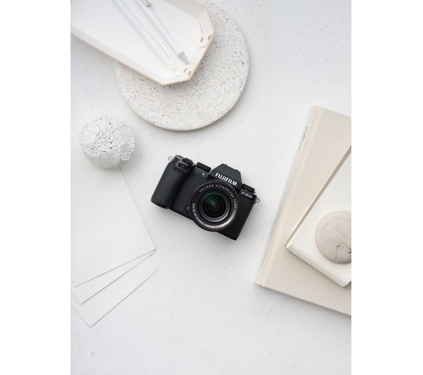 FUJIFILM X-S10 Mirrorless Camera with FUJINON XC 15-45 mm f 3.5-5.6 OIS PZ Lens