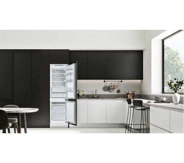 SAMSUNG SpaceMax BRB26705FWW EU Integrated 70 30 Fridge Freezer - Sliding Hinge
