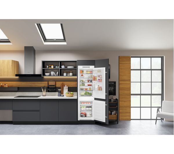 HOTPOINT HTC18 T532 Integrated 70 30 Fridge Freezer - Sliding Hinge