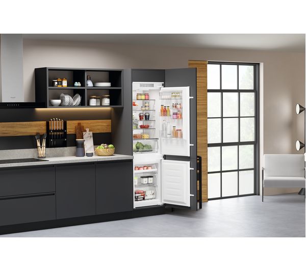 HOTPOINT HTC18 T532 Integrated 70 30 Fridge Freezer - Sliding Hinge