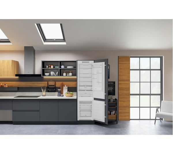 HOTPOINT HTC20 T321 Integrated 70 30 Fridge Freezer - Sliding Hinge